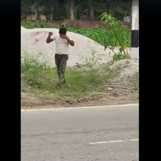 বেশ কিছুক্ষণ পর দেখা যায় বালির মধ্যে থেকে উঠে আসছেন শিংয়ের গুঁতোয় জেরবার ওই ব্যক্তি।
