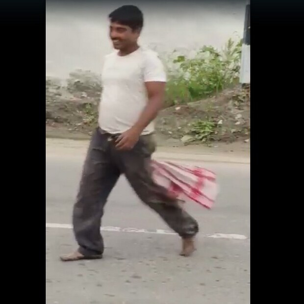 এতক্ষণ সময় ধরে খ্যাপা ষাঁড়ের কবলে পরেও অবশেষে মুখে হাসি নিয়ে বেরিয়ে আসতে দেখা যায় তাঁকে। নিজের শরীরে লাগা ধুলো ও ক্ষত ঝাড়তে ঝাড়তে রাস্তা পেরিয়ে আসেন ওই ব্যক্তি। আর ষাঁড়টিও সরে যায় দূরে।