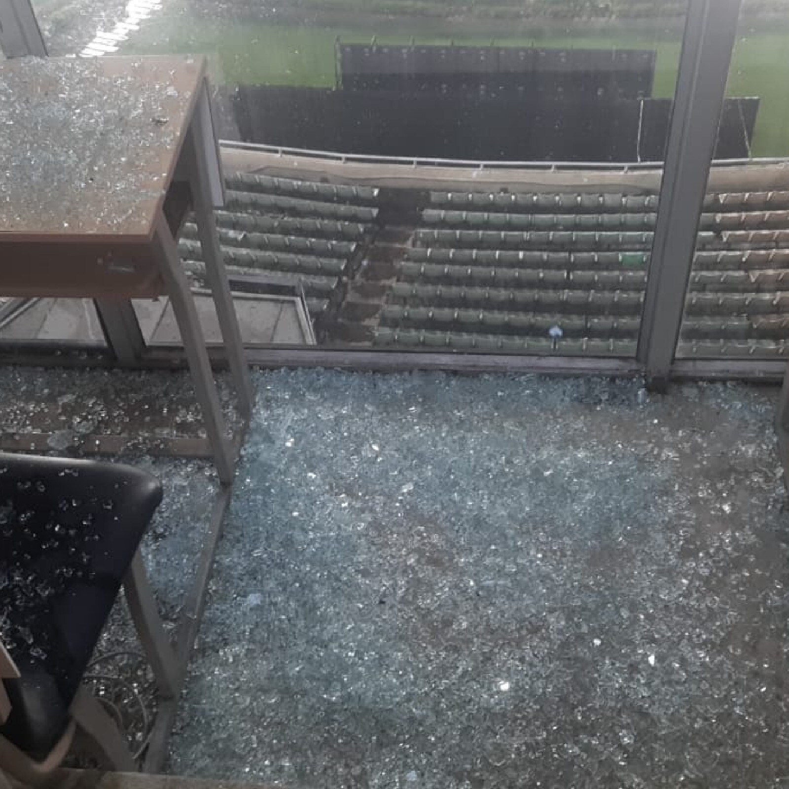 ঝড়ের তাণ্ডবে ইডেনের ফিল্ড কভার উড়ে যায়। দুদিন পর আইপিএলের ম্যাচ। তার আগে ইডেনের প্রস্তুতিতে সিএবির কাজ অনেকটা হাড়িয়ে দিল শনিবারের কালবৈশাখি।