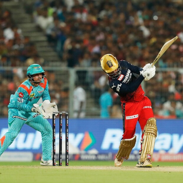 আইপিএলের এলিমিনেটর ম্যাচে সেঞ্চুরি করা প্রথম আনক্যাপড ক্রিকেটার হলেন রজত পাতিদার। অথচ তাঁকে নিলামে নিতে কোনও দল আগ্রহ দেখায়নি।