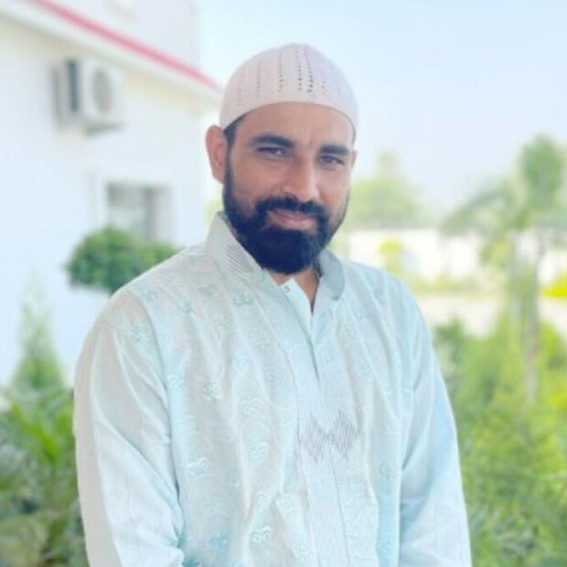 ঈদের দিনে গুজরাট টাইটানসের মুখোমুখি হয়েছিল পাঞ্জাব কিংস। ম্যাচ ডে-তে শামিকে বিরিয়ানি না খাওয়ার পরামর্শ দিয়েছিলেন রবি শাস্ত্রী। তাঁর সেই টুইট ভাইরাল হতে বেশি সময় লাগেনি।