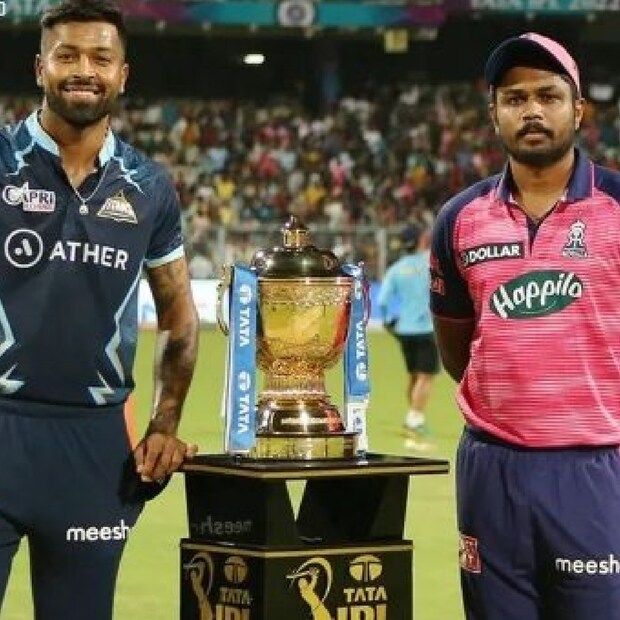 এদিন আহমেদাবাদের নরেন্দ্র মোদি স্টেডিয়ামে ৬৬x৪২ মিটারের সাদা জার্সি উন্মোচন করে বিসিসিআই। বিরাট সেই জার্সি দেখে দর্শকরাও অবাক হয়ে যান।