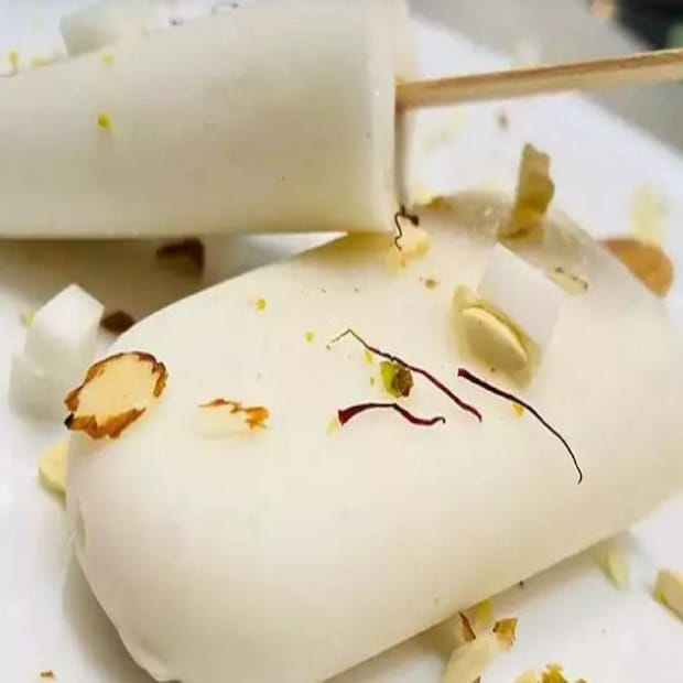 নারকোল কুলফি: এটা তৈরি করতে লাগবে একটা মাঝারি মাপের নারকোল কোরা, আধ লিটার দুধ, ২ থেকে ৩ টেবিল চামচ কনডেন্সড মিল্ক, স্বাদ মতো চিনি এবং অল্প নুন। প্রথমে দুধ ফোটাতে হবে। কুসুম গরম থাকা অবস্থাতেই দুধের মধ্যে চিনি, নারকেল কোরা, কনডেন্স মিল্ক আর সামান্য নুন দিয়ে ভালো করে মিশিয়ে নিতে হবে। অন্তত ৫ থেকে ১০ মিনিট ব্লেন্ড করতে হবে। এবার সেটা কুলফির ছাঁচে ঢেলে রাখতে হবে ফ্রিজে। ২ থেকে ৩ ঘণ্টা রাখলেই জমে যাবে। তারপর তা বের করে উপরে কেশর, কাজু, নারকেল কোরা ছড়িয়ে পরিবেশ করতে হবে নারকোল কুলফি।