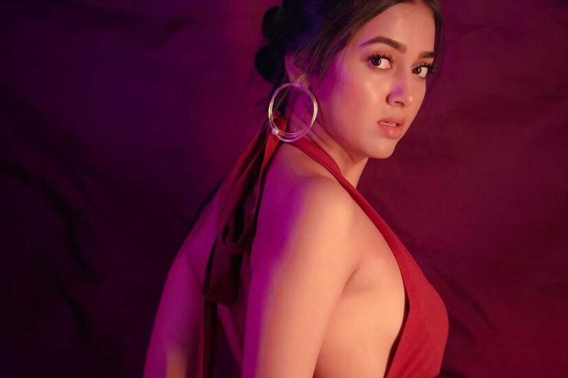 নীচে এমন কিছু তেলের একটি তালিকা দেওয়া হয়েছে যা আপনি ত্বক সম্পর্কিত সমস্যার জন্য আপনার নাভিতে ব্যবহার করতে পারেন এবং তার চারপাশে প্রয়োগ করতে পারেন। এটি ব্যবহার করে, আপনার ত্বকে এতটাই উজ্জ্বলতা আসবে যে আপনাকে আপনার বয়সের থেকে কমপক্ষে ২০ বছর ছোট দেখাবে। প্রতীকী ছবি