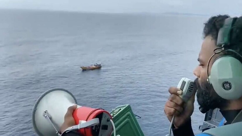 তিনি বলেন, 'এই সময়ে বাতাসের গতিবেগ ঘণ্টায় ৪০-৫০ কিমি হতে পারে। যা পরবর্তীতে ৭৫ কিমি প্রতি ঘণ্টায় পৌঁছাতে পারে। মৎস্যজীবীদের আন্দামান সমুদ্র এলাকা এবং দক্ষিণ-পূর্ব বঙ্গোপসাগরে না যাওয়ার পরামর্শ দেওয়া হয়েছে।