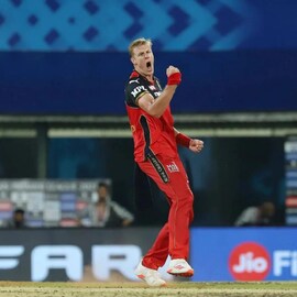 টাকার লোভ সবার থাকে না! আইপিএল থেকে নাম তুলে প্রমাণ করেছেন এই পেসার