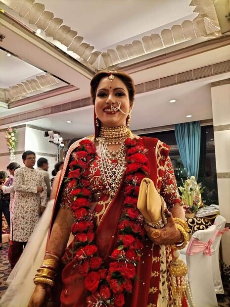  সোশ্যাল মিডিয়ায় ছবি শেয়ার করে বুলবুল লেখেন, &quot;আনুষ্ঠানিকভাবে মিসেস লাল হলাম, পরিবার ও বন্ধুবান্ধবদের ধন্যবাদ জানাই এই সমর্থনের জন্য।&quot; 