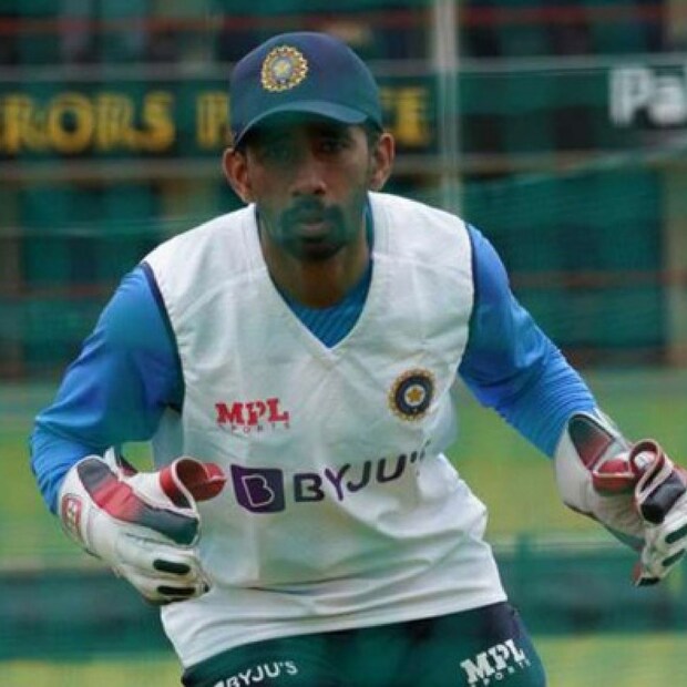 ঋদ্ধি সিএবিকে জানিয়েছিলেন, ব্যক্তিগত কারণে তিনি খেলতে পারবেন না। এর পর বাংলার হয়ে ঋদ্ধির দায়বদ্ধতা নিয়ে প্রশ্ন তোলা হয়। এর পরই ক্ষুব্ধ ঋদ্ধি জানিয়ে দেন, তিনি বাংলার হয়ে রঞ্জির নক-আউটে খেলবেন না। এমনকী অরুণ লাল তাঁকে ফোন করলেও সিদ্ধান্তে অনড় থাকেন বাংলার উইকেটকিপার-ব্যাটার।