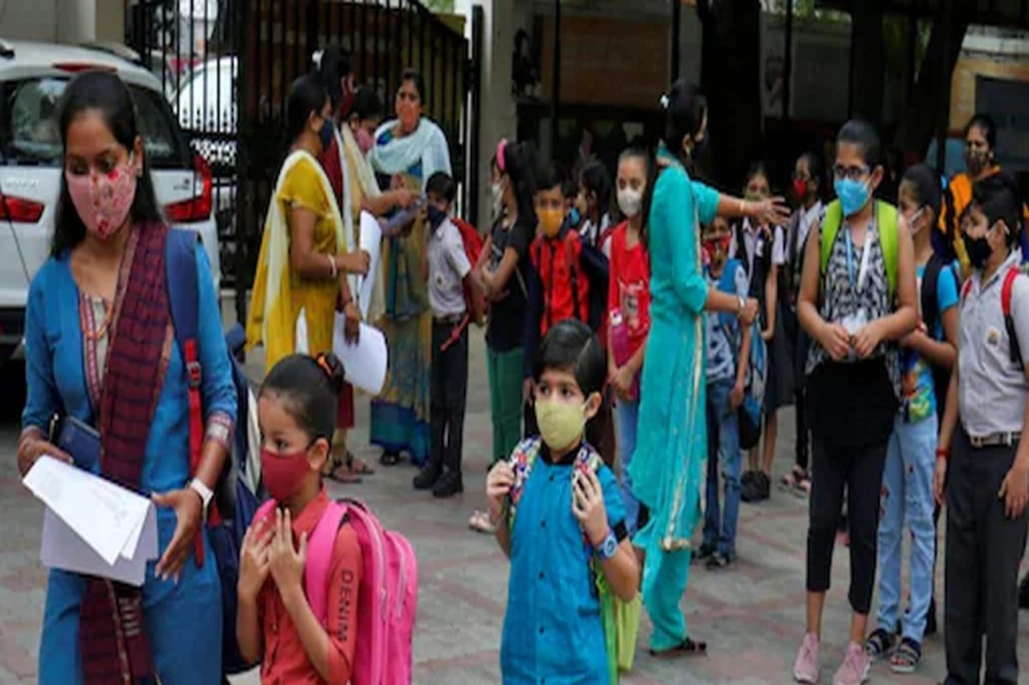 সংখ্যালঘু পড়ুয়াদের থেকে টিউশন ফি নেওয়া যাবে না: স্কুলকে নির্দেশ এই সরকারের