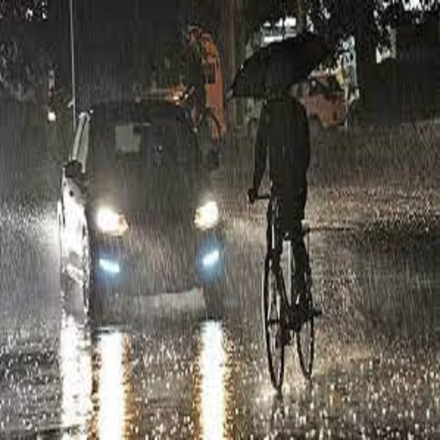 বাতাসের অপেক্ষিক আর্দ্রতা স্বাভাবিকের থেকে বেশি ৷ দগদগে গরমে প্যাচপ্যাচে ঘাম তুমুল অস্বস্তিকর পরিস্থিতির সৃষ্টি করেছে ৷ প্রতীকী ছবি ৷