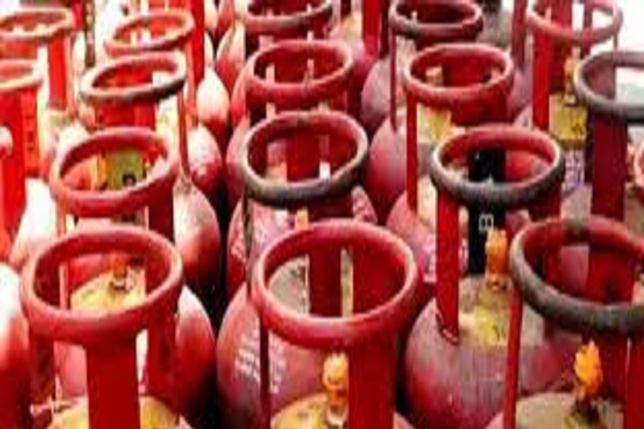 মধ্যবিত্তের আরও চাপ বাড়ছে! পয়লা জুন থেকে রান্নার গ্যাসের সিলিন্ডার ১,১০০ টাকা?