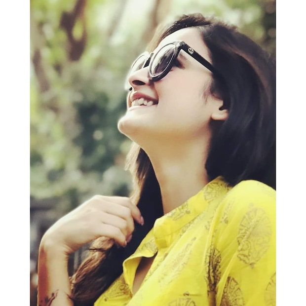 তবে বিষয়টি নিয়ে পুলিশের তরফে সরকারিভাবে কিছু জানানো হয়নি। ময়নাতদন্তের পূর্ণাঙ্গ রিপোর্ট হাতে না পাওয়া পর্যন্ত কোনও মন্তব্য করতে রাজি নন পুলিশ আধিকারিকরা।