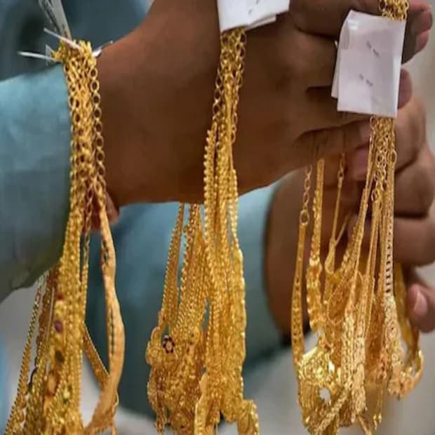 সোমবার সোনার দামে কোনও বদল দেখা যায়নি ৷ ২৪ ক্যারেট সোনা এদিন ৫১,৩৩০ টাকায় ট্রেড করছে ৷ অন্যদিকে, রুপোর দামও অপরিবর্তিত রয়েছে ৷ প্রতি কিলোতে রুপো ৬১,৪০০ টাকায় ট্রেড করছে ৷ 