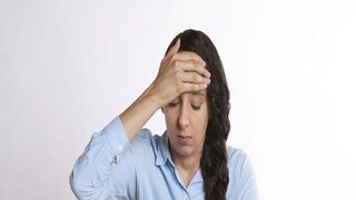 মাইগ্রেন- মাইগ্রেন অন্যতম কারণ সকালে মাথা যন্ত্রণা হওয়ার। সারা বিশ্বের ১০ শতাংশ মানুষ মাইগ্রেনের শিকার। মাইগ্রেনের ফলে দৃষ্টিশক্তি খারাপ হয়। এছাড়া ক্লান্তি থাকে। বিশেষ করে সকালেই মাইগ্রেনের ব্যথা হয়। তবে বিভিন্ন মানুষের মধ্যে বিভিন্ন রকম উপসর্গ দেখা যায়।