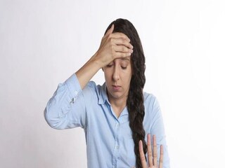 মাইগ্রেন- মাইগ্রেন অন্যতম কারণ সকালে মাথা যন্ত্রণা হওয়ার। সারা বিশ্বের ১০ শতাংশ মানুষ মাইগ্রেনের শিকার। মাইগ্রেনের ফলে দৃষ্টিশক্তি খারাপ হয়। এছাড়া ক্লান্তি থাকে। বিশেষ করে সকালেই মাইগ্রেনের ব্যথা হয়। তবে বিভিন্ন মানুষের মধ্যে বিভিন্ন রকম উপসর্গ দেখা যায়।