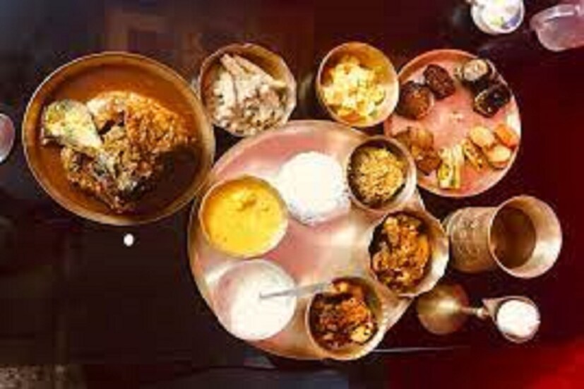 সবার সঙ্গে সৃষ্টিকর্তাকে ধন্যবাদ জানিয়ে খেয়ে নেওয়া উচিৎ ৷ নেতিবাচক কথা না বলাই উচিৎ, এমন করলে প্রেম শান্তি ও সমৃদ্ধি জীবনে আসে বারেবারে ৷ প্রতীকী ছবি ৷