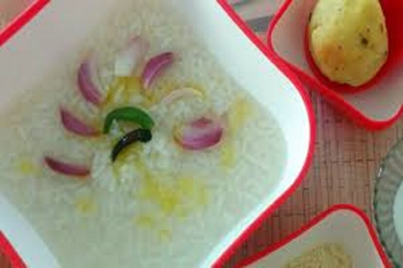 ভাতের ভরপুর কার্বোহাইড্রেট বা শর্করার গুণ থাকে ৷ প্রোটিনের সঙ্গে সঙ্গে ভাতে ক্যালশিয়াম, পটাশিয়াম, ম্যাগনেশিয়ামও রয়েছে ৷ এই সত্ত্বেও বহু মানুষ একটি চিন্তা করেই থাকেন যে রাত্রে ভাত খাবেন না খাবেন না ৷ প্রতীকী ছবি ৷