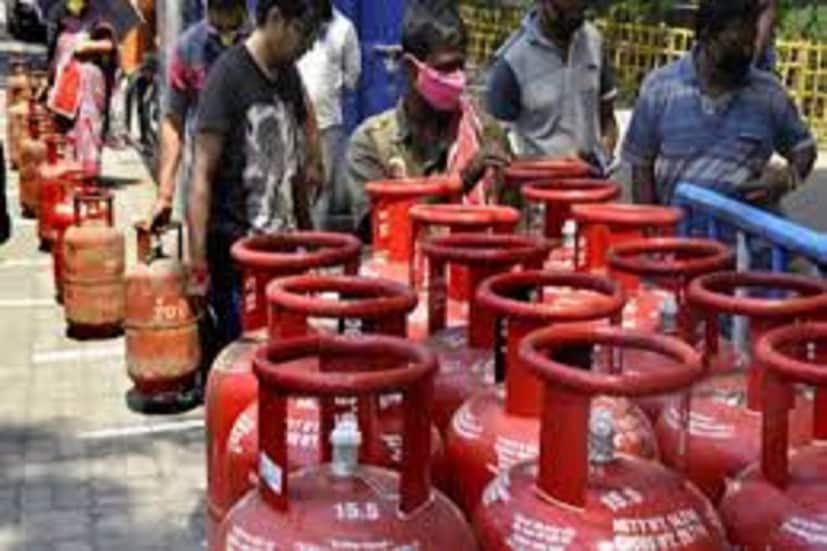 পেট্রোল-ডিজেলের পরে রান্নার গ্যাসের দাম কিছুটা কমাতে সামান্য স্বস্তি পেয়েছেন এক শ্রেণির মানুষ ৷ প্রতীকী ছবি ৷