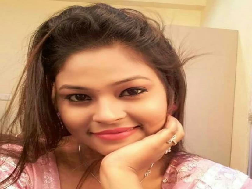 ওই একই বছরে আত্মহত্যা করেন অভিনেত্রী মৌমিতা সাহা। একের পর এক মৃত্যু কেন? এই নিয়ে নানা প্রশ্ন উঠেছে। মনোবিদদের মতে, কম বয়সে বিনোদন জগতের হাতছানি। সেই সঙ্গে নানা জটিলতায় মানসিক স্থিরতা হারিয়ে ফেলেন অনেকেই। এই বিষয়ে সচেতন হতে হবে এখুনি। কম করে একটা কাউন্সিলিং ব্যবস্থা রাখতে হবে। 