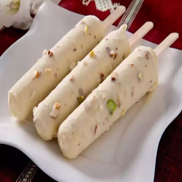 গুড়, আমন্ড, কাজুর কুলফি: এক মুঠো কাজু এবং আমন্ড নিয়ে তাতে ৩ টেবিল চামচ ক্রিম দিয়ে ব্লেন্ডারে ভালো করে মিশিয়ে নিতে হবে। এবার মাঝারি আঁচে ফোটাতে হবে আধ লিটার দুধ। তাতে কাজু এবং আমন্ডের পেস্টটা দিতে হবে। ১০ মিনিট মাঝারি আঁচে রেখে নাড়তে হবে মিশ্রণটা। এবার তাতে হাফ কাপ গুড় এবং হাফ চা চামচ এলাচ গুঁড়ো দিয়ে আরও মিনিট দশেক নাড়তে হবে। মিশ্রণটা ঘন হয়ে এলে আঁচ বন্ধ করে সেটা ছাঁচে ঢেলে ফ্রিজে ঢুকিয়ে দিতে হবে। সেট হয়ে গেলে ছাঁচ থেকে বের করে পরিবেশন করতে হবে গুড়, আমন্ড, কাজুর কুলফি।