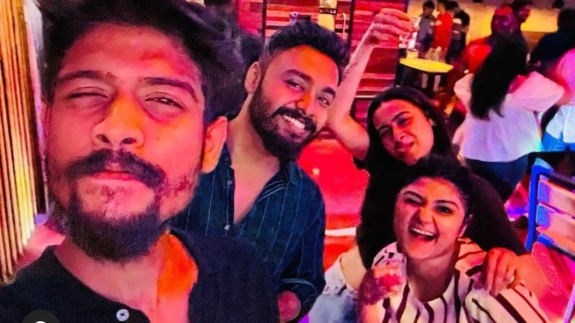 জানা গিয়েছে, শনিবার রাত থেকেই সাগ্নিকের সঙ্গে বচসায় জড়িয়েছিলেন পল্লবী। তবে অভিনেত্রীর ফেসবুক বা ইনস্টাগ্রামে ব্যক্তিগত টানাপড়েনের কোনও ছাপ ছিল না আগাগোড়াই। গত ৪ মে ইনস্টাগ্রামে সাগ্নিকের সঙ্গে শেষ ছবি দিয়েছিলেন প্রয়াত অভিনেত্রী। তবে একা ছিলেন না তাঁরা। সঙ্গে ছিলেন বন্ধুরাও। সম্ভবত কোনও পার্টিতে গিয়ে লেন্সবন্দি হয়েছিলেন সকলে।