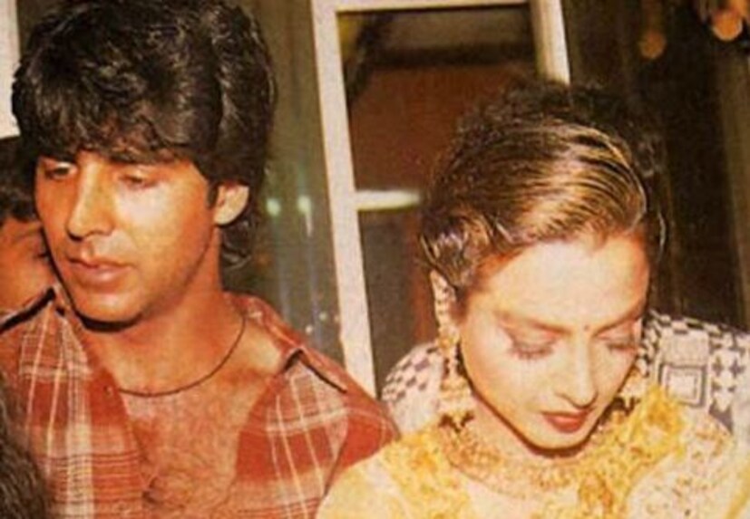 আরও একটি সাক্ষাৎকারে রবীনা বলেছিলেন, কোথায় কখন সীমা টানতে হয় সেই বিষয়টি রেখাকে শেখাতে চান তিনি। তখন রবীনা বলেছিলেন, &quot;আমি আর অক্ষয় একসঙ্গে আছি জেনেও তিনি যদি ঘনিষ্ঠ হতে চান, আমি ওনার শরীরে নখ ঢুকিয়ে দিতে পর্যন্ত পারি। কিন্তু আমার মনে হয় অক্ষয় জানে কীভাবে পরিস্থিতি সামাল দিতে হয়।&quot;