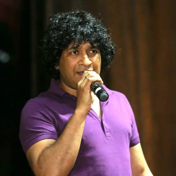 আরও জানা যায়, এদিন একটা-দুটো গান করার পর বেশ কিছুক্ষণ করে বিশ্রাম নিচ্ছিলেন কেকে। পরে অবশ্য ছাত্র-ছাত্রীদের সঙ্গে কথা বলেন। আবার তাঁকে স্বাভাবিক ছন্দে দেখা যায়।