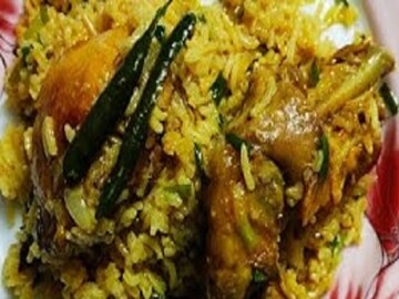 এই বর্ষায় মেনুতে ঢাকাই মাংস খিচুড়ি, বেগুন ভাজা! চটপট করে ফেলুন অর্ডার