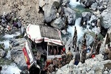লাদাখের তুরতুক-এ ভয়াবহ দুর্ঘটনা, নদীতে সেনাবাহিনীর বাস, নিহত ৭ জওয়ান, আহত ১৯ লাদাখের তুরতুক-এ ভয়াবহ দুর্ঘটনা, নদীতে সেনাবাহিনীর বাস, নিহত ৭ জওয়ান, আহত ১৯