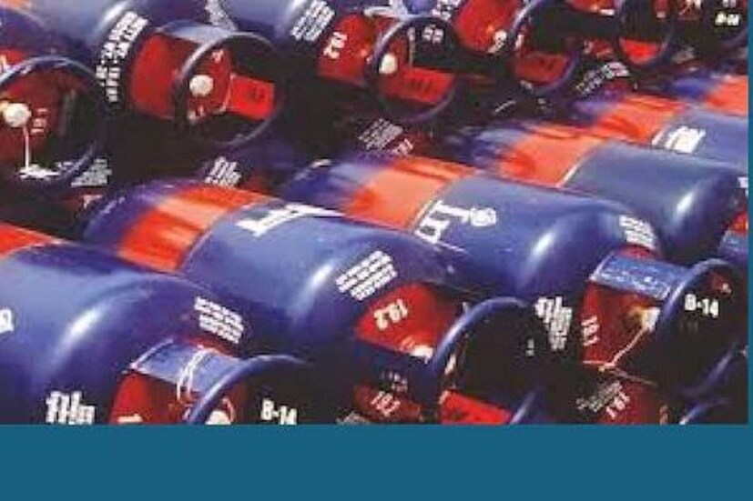 রান্নাঘরে ফের গ্যাস সিলিন্ডারের দাম বৃদ্ধির (LPG Cylinder Price Hike) ঝটকা৷ ১৯ কেজির কর্মাশিয়াল সিলিন্ডার বা ব্যবসায়িক গ্যাসের দাম এক ধাক্কায় ব্যাপক বৃদ্ধি পেরে গেল৷ ১৯ কিলো সিলিন্ডারের দাম এক ঝটকায় ২২৫৩ টাকা থেকে ২৩৫৫.৫০ টাকা হয়ে গেল৷ ৫ কিলো এলিপিজি সিলিন্ডারের দাম এখন ৬৫৫ টাকা৷ গত মাসের পয়লা তারিখে কমার্শিয়াল গ্যাসের দাম বেড়েছিল৷ সে সময় এক ধাক্কায় দাম বেড়েছিল ২৫০ টাকা৷ এবার রবিবার পয়লা মে ১০২.৫০ টাকা বেড়ে গেল৷ যদিও ডোমেস্টিক এলপিজি উপভোক্তারা স্বস্তি পেয়েছেন আপাতত৷