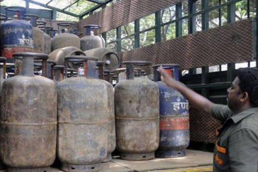 ধীরে ধীরে হাজার টাকা পার পয়লা মার্চ ১৯ কিলো ওজনের কমর্শিয়াল সিলিন্ডার রেট ১০৫ টাকা বেড়ে গেছে৷ ফের ২২ মার্চ ৯ টাকা সস্তা হয়েছিল৷ দিল্লিতে দাম ছিল ১৭৩৬ টাকা৷ আর ১ মে এক কমার্শিয়াল সিলিন্ডার ১৭৩৬ টাকা হয়েছে৷ ১ মে এক কমার্শিয়াল সিলিন্ডারের দদাম ২৩৫৫.৫০ টাকা হয়ে গেছে৷ ৭ মাসে সিলিন্ডারের দাম ৬১৯ টাকা বেড়েছে৷ধীরে ধীরে হাজার টাকা পার পয়লা মার্চ ১৯ কিলো ওজনের কমর্শিয়াল সিলিন্ডার রেট ১০৫ টাকা বেড়ে গেছে৷ ফের ২২ মার্চ ৯ টাকা সস্তা হয়েছিল৷ দিল্লিতে দাম ছিল ১৭৩৬ টাকা৷ আর ১ মে এক কমার্শিয়াল সিলিন্ডার ১৭৩৬ টাকা হয়েছে৷ ১ মে এক কমার্শিয়াল সিলিন্ডারের দদাম ২৩৫৫.৫০ টাকা হয়ে গেছে৷ ৭ মাসে সিলিন্ডারের দাম ৬১৯ টাকা বেড়েছে৷