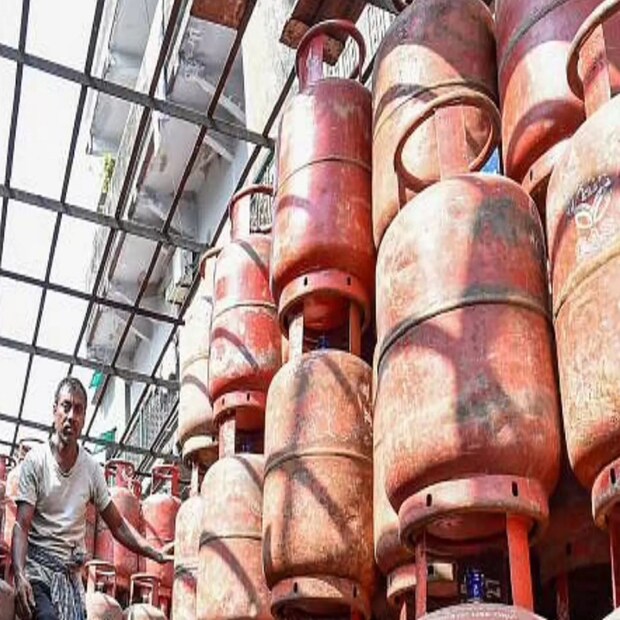 কর্মাশিয়াল সিলিন্ডারের দাম কত হল-  পেট্রোলিয়াম সংস্থাগুলি কর্মাশিয়াল গ্যাস সিলিন্ডারের দাম এদিন ৮ টাকা বাড়িয়েছে ৷ এর জেরে ১৯ কিলোগ্রামের কর্মাশিয়াল গ্যাস সিলিন্ডারের দাম এদিন দিল্লিতে ২৩৫৪ টাকা হয়ে গেছে ৷ কলকাতায় কর্মাশিয়াল সিলিন্ডারে দাম বেড়ে ২৪৫৪ টাকা হয়ে গিয়েছে, মুম্বইয়ে ২৩০৬ টাকা এবং চেন্নাইয়ে ২৫০৭ টাকা হয়ে গিয়েছে ৷ 
