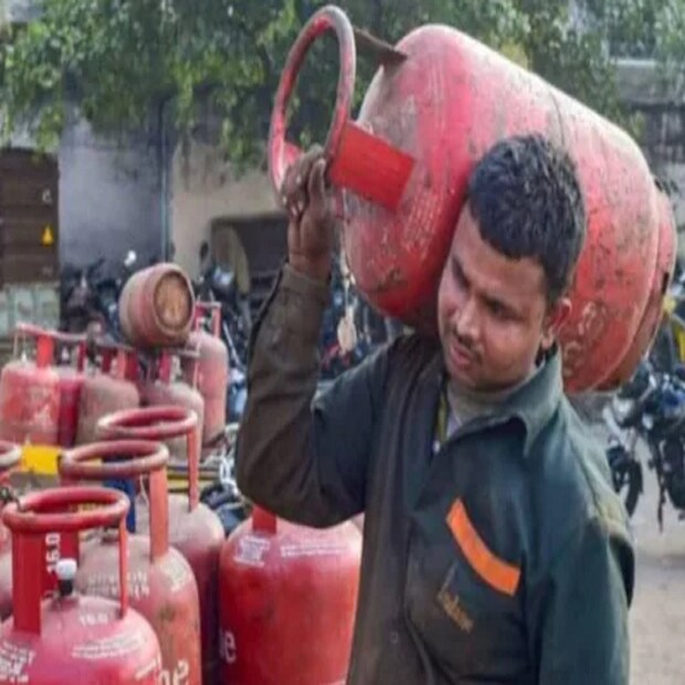 চলতি মাসে এই নিয়ে দ্বিতীয়বার বাড়ল রান্নার গ্যাসের দাম  এলপিজি সিলিন্ডারের দাম চলতি মাসে দ্বিতীয় বারের জন্য বাড়ানো হয়েছে ৷ কর্মাশিয়াল গ্যাস সিলিন্ডারের দাম ১ মে  ১০২.৫০ টাকা বাড়ানো হয়েছে ৷ এর সঙ্গে ৫ কিলোগ্রাম ছোট সিলিন্ডারের দাম বেড়ে ৬৫৫ টাকা করা হয়েছে ৷ ১৪.২ কিলোগ্রাম বাড়ির রান্নার গ্যাসের দাম ৭ মে ৫০ টাকা বাড়ানো হয়েছিল ৷ 