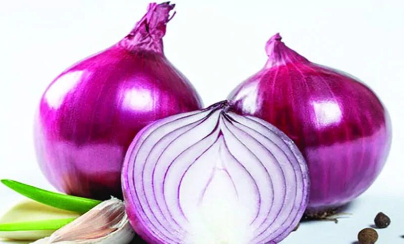 কাঁচা বা ভাজা দুই রকম পেঁয়াজ-ই ব্যবহার করতে পারেন। যদি কাঁচা পেঁয়াজ ব্যবহার করেন, তবে তা দুই টুকরা করে রান্নায় কিছুক্ষণ রেখে সরিয়ে ফেলুন। এতে অতিরিক্ত লবণ দূর হবে। ভাজা পেঁয়াজ ব্যবহার করলেও অতিরিক্ত লবন দূর হয়, পাশাপাশি রান্নার স্বাদও বাড়ে। তরকারিতে লবণ দূর হওয়ার পাশাপাশি স্বাদ বাড়বে। 
