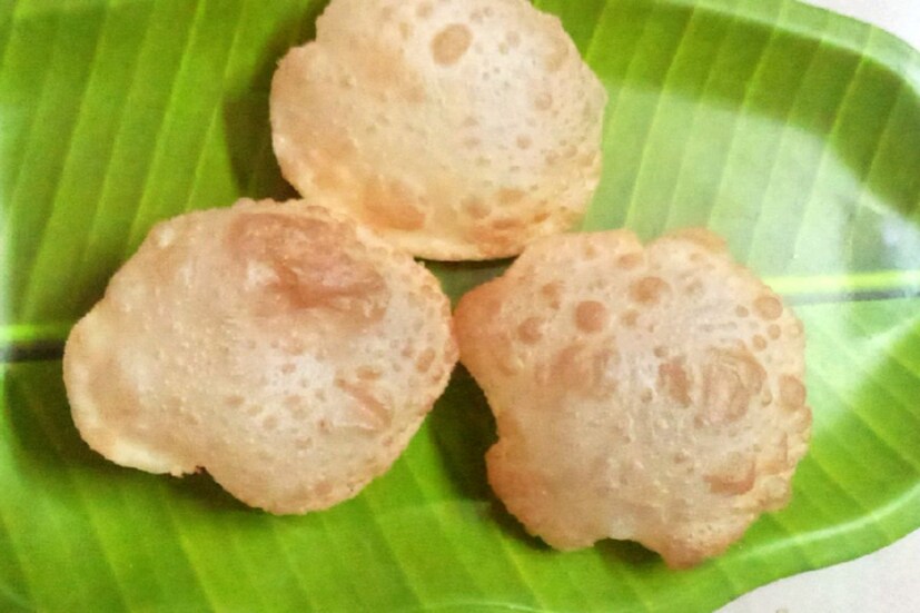 অনেকেরই তাই আফসোস লুচি বানানোর সময় অনেক সময় ফুলকো লুচি হয় না। তার জন্য দুঃখ করার কোনও কারণ নেই, কয়েকটা স্টেপ ফলো করুন, তাহলে আপনিও বানাতে পারবেন সুন্দর ফুলকো লুচি। আমাদের এই প্রতিবেদনে এবার দেখে নিন সহজে লুচি বানানোর অসাধারণ ৫ ম্যাজিক টিপস-