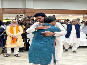 প্রাক্তনের শুভেচ্ছা বর্তমানকে৷