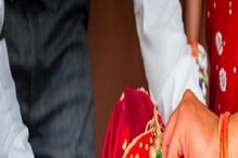 সিঁদুর পরিয়ে উধাও প্রেমিক, বাড়ির সামনে ধর্নায় বসলেন প্রেমিকা! সিঁদুর পরিয়ে উধাও প্রেমিক, বাড়ির সামনে ধর্নায় বসলেন প্রেমিকা!