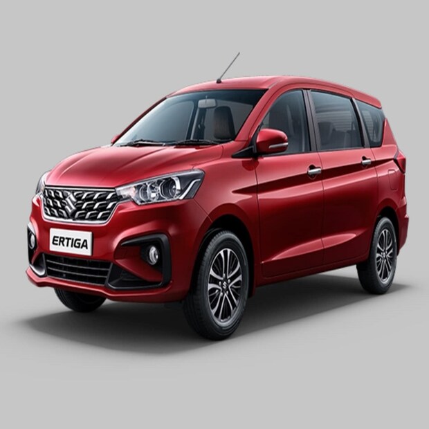 Maruti Suzuki Ertiga প্রথমের আসা যাক Maruti Suzuki Ertiga-র কথায়৷ এমনিতেই মারুতি সুজুকি গাড়ির উপর দেশের মানুষের৷ সম্প্রতি একটি ৭-সিটার MPV লঞ্চ করা হয়েছে। ৮ লক্ষ ৩৫ হাজার টাকা থেকে শুরু হচ্ছে এর দাম। সর্বশেষ মডেলটি উন্নতমানের, উন্নত ইনফোটেইনমেন্ট সিস্টেম, আপডেট করা পাওয়ারট্রেন এবং একটি নতুন ৬স্পিড স্বয়ংক্রিয় গিয়ারবক্স সহ এই গাড়ি। Maruti Suzuki Ertiga ২০২২এ আরও ভাল পারফরম্যান্সের জন্য K-Series ১.৫লিটার ডুয়াল VVT ইঞ্জিন ব্যবহার করা হয়েছে। এই ইঞ্জিনটি আগের থেকে বেশি মাইলেজ দেবে। গাড়িতে প্যাডেল শিফটারও পাওয়া যায়। অর্থাৎ ১০ লক্ষ টাকার মধ্যে দারুণ ফ্যালিমি কার পেয়ে যাওয়ার সুযোগ থাকছে৷ 