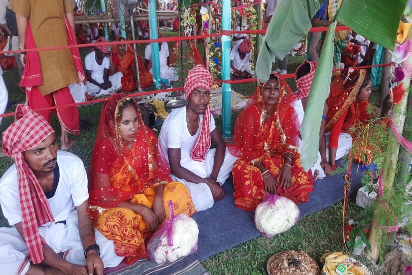 আয়োজনের কোনও খামতি ছিল না। ছাদনাতলা থেকে মাদল। সবেরই ব্যবস্থা ছিল। এক ছাতার তলায় বিবাহ সম্পন্ন হল ১০৮ জোড়া দম্পতির। আজ মাতৃ দিবসে গণ বিবাহের আয়োজন করে উত্তরবঙ্গ বনবাসী কল্যান আশ্রম কমিটি। উত্তরবঙ্গের বনবস্তিবাসীদের বিবাহ অনুষ্ঠান। প্রতিবেদন : পার্থপ্রতীম সরকার 