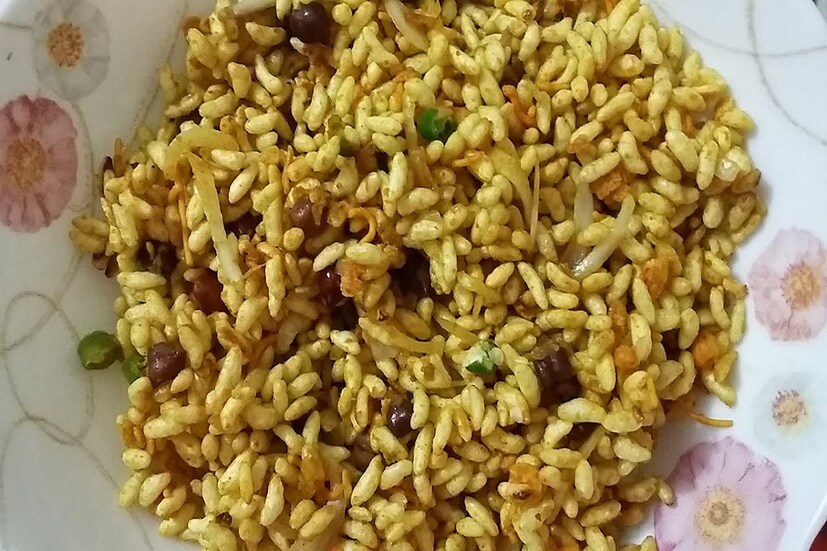 ঝালমুড়ির তেমন কোনও অর্থ না থাকলেও ঝালমুড়িকে বলা হয় Spicy Puffed Rice ঝালমুড়ি বাংলায় অনেকেই মশলা মুড়ি বলে থাকেন ৷ প্রতীকী ছবি ৷