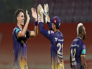 বল হাতে তিনটি উইকেট নিয়েছেন প্যাট কামিন্স
