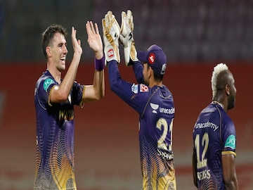 বল হাতে তিনটি উইকেট নিয়েছেন প্যাট কামিন্স