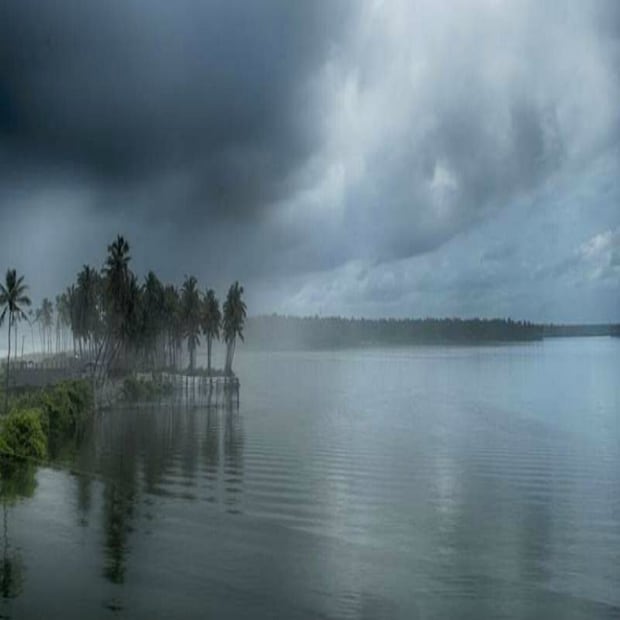 এক নজরে দেখে নেওয়া যাক আবহাওয়া দফতরের পূর্বাভাস গত পাঁচ বছরে কতটা মিলেছে। অন্তত কেরলে বর্ষার আগমন বার্তা দেওয়ার ক্ষেত্রে। আবহাওয়া দপ্তর যে পূর্বাভাস দেয় সেই দিনের চারদিন আগে বা পরে দক্ষিণ পশ্চিম মৌসুমি বায়ু ঢুকলে সেটাকে স্বাভাবিক বলে ধরে নেওয়া হয়। কেরলে বর্ষা প্রবেশের সাধারণ দিন বা নির্ধারিত তারিখ ১ জুন। ২০১৭ সালে আবহাওয়া দফতর পূর্বাভাস দিয়েছিল, ৩০ মে দক্ষিণ পশ্চিম মৌসুমি বায়ু বা বর্ষা ভারতের মূল ভূখণ্ডে অর্থাৎ কেরলে প্রবেশ করবে। সেই বছর একেবারে ৩০ মে-তেই বর্ষা ঢুকেছিল কেরলে। পরের বছর ২০১৮ সালেও আবহাওয়া দফতরের ভবিষ্যৎবাণী মেনেই ২৯ মে কেরলে প্রবেশ করে বর্ষা। 