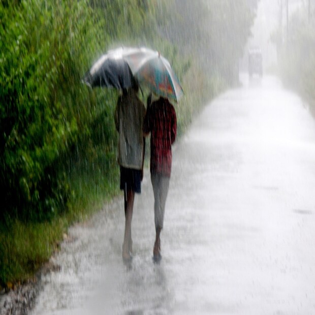 কলকাতায় বর্ষা প্রবেশের নির্ধারিত দিনক্ষণ ১১ জুন। তবে অনেক বছর একই সঙ্গে উত্তর এবং দক্ষিণ বঙ্গে প্রবেশের রেকর্ড রয়েছে মৌসুমী বায়ুর। এবার ঠিক কবে বঙ্গে প্রবেশ করবে বর্ষা, সে দিকেই নজর আবহাওয়াবিদদের। এবার দেখে নেওয়া যাক, এ দেশের বেশ কয়েকটি গুরুত্বপূর্ণ স্থানে কবে বর্ষা প্রবেশ করবে। আবহাওয়া দফতরের ক্যালেন্ডার অনুযায়ী, ভারতের রাজধানী দিল্লিতে বর্ষা প্রবেশের নির্ধারিত দিন ২৭ জুন। অন্যতম ধর্মস্থান পুরীতে বর্ষা প্রবেশ করবে ১৩ জুন আর বাণিজ্য রাজধানী মুম্বইতে মৌসুমী বায়ু প্রবেশ করবে ১১ জুন।