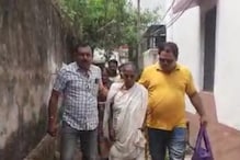 সে কী! নিজের মা-কে বের করে দিয়েছিল ছেলে! দারুন কাজ করলেন কাউন্সিলর সে কী! নিজের মা-কে বের করে দিয়েছিল ছেলে! দারুন কাজ করলেন কাউন্সিলর