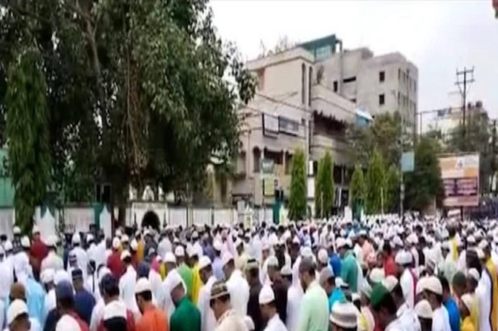 নামাজ, কোলাকুলি, নানা খাবার, আলোর রোশনাই! ইদের আনন্দ মেদিনীপুরে!