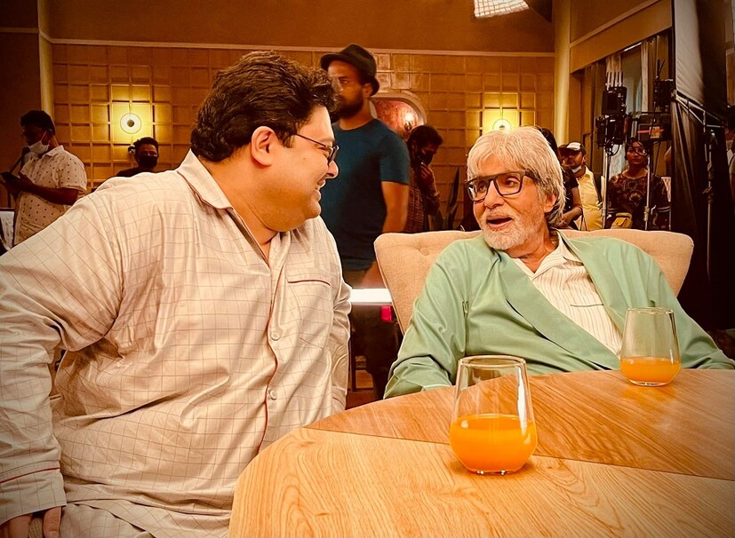এবার ফের একবার এক সঙ্গে কাজ করলেন অম্বরীশ ও অমিতাভ বচ্চন। দু'জনে চুটিয়ে আড্ডাও দিলেন। photo source Facebook 