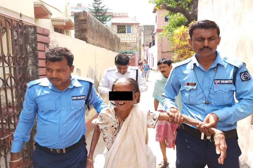 Paschim Bardhaman: Police returned old woman to her family
