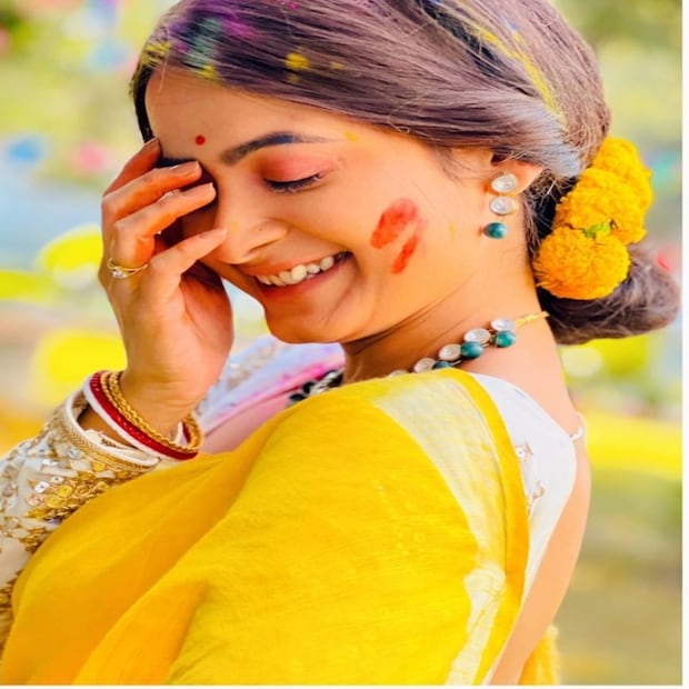 অন্যদিকে পল্লবীর পরিবারের পক্ষ থেকে সাগ্নিকের বিরুদ্ধে গড়ফা থানায় করা হয়েছে খুনের অভিযোগ দায়ের। অভিযোগে জুড়েছে আরও এক তৃতীয় ব্যক্তি, পল্লবীর বন্ধু, ঐন্দ্রিলার নাম।