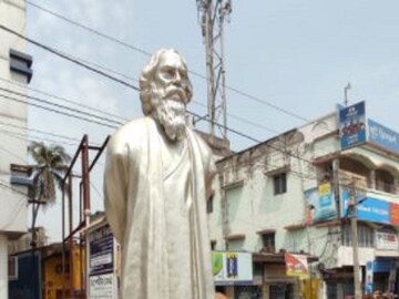 রবীন্দ্রনাথ ঠাকুরের পূর্ণাবয়ব মূর্তি বানিয়েছেন শিল্পী জগৎ মন্ডল৷